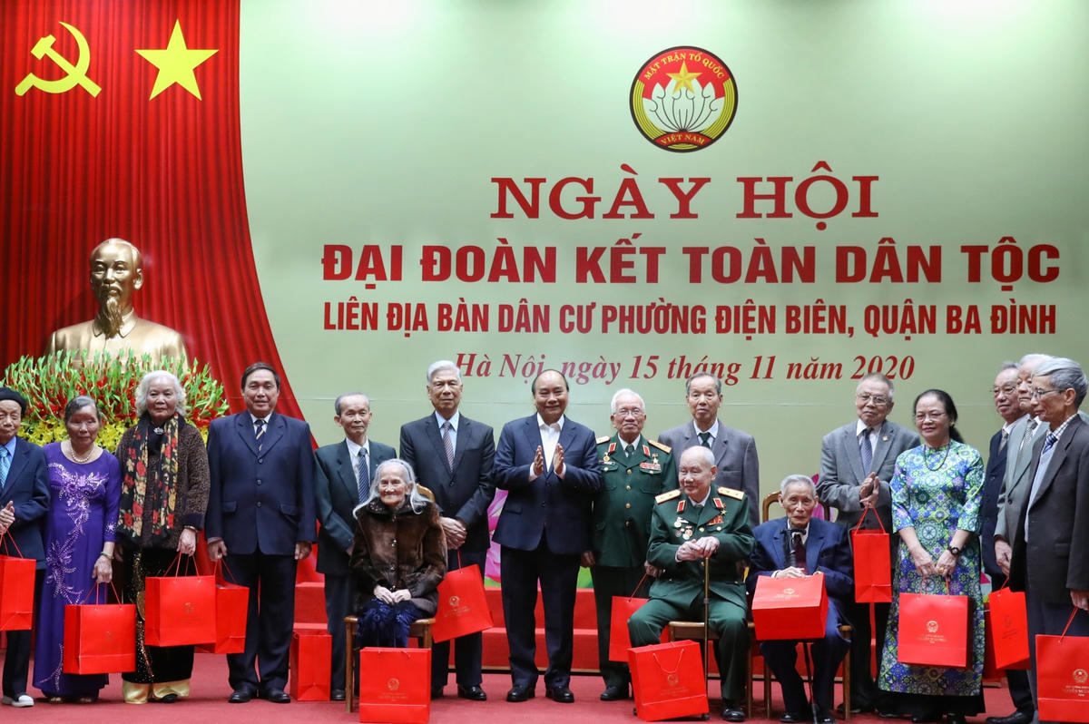 Thủ tướng Chính phủ và cán bộ lão thành cách mạng, các cụ cao niên phường Điện Biên.