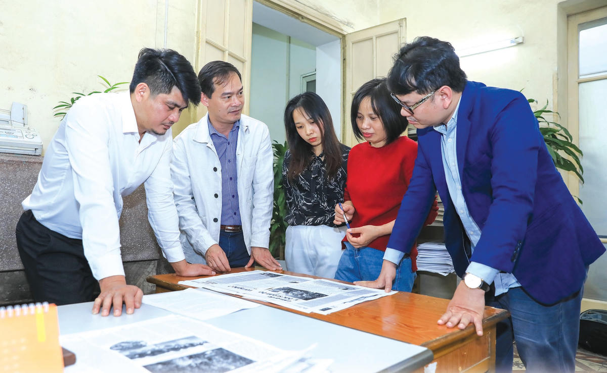Chuẩn bị cho một số báo mới tại Ban Thư ký Tòa soạn Báo Đại Đoàn Kết.  