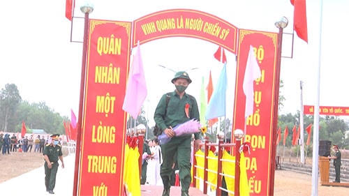 Những tân binh bước qua cầu vinh quang để lên đường làm nghĩa vụ quân sự.