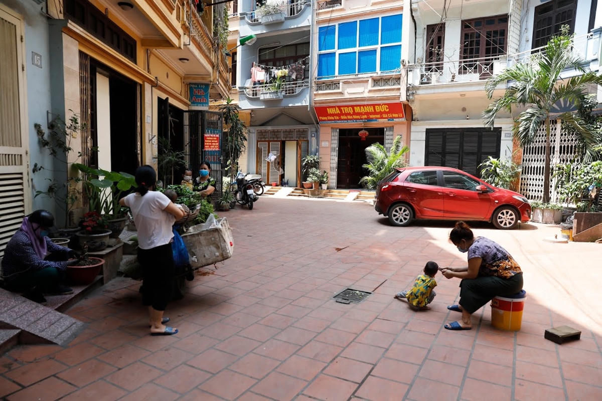 Trong sân khu nhà trọ bên ngoài Bệnh viện Nhi trung ương. Ảnh: Quang Vinh .  