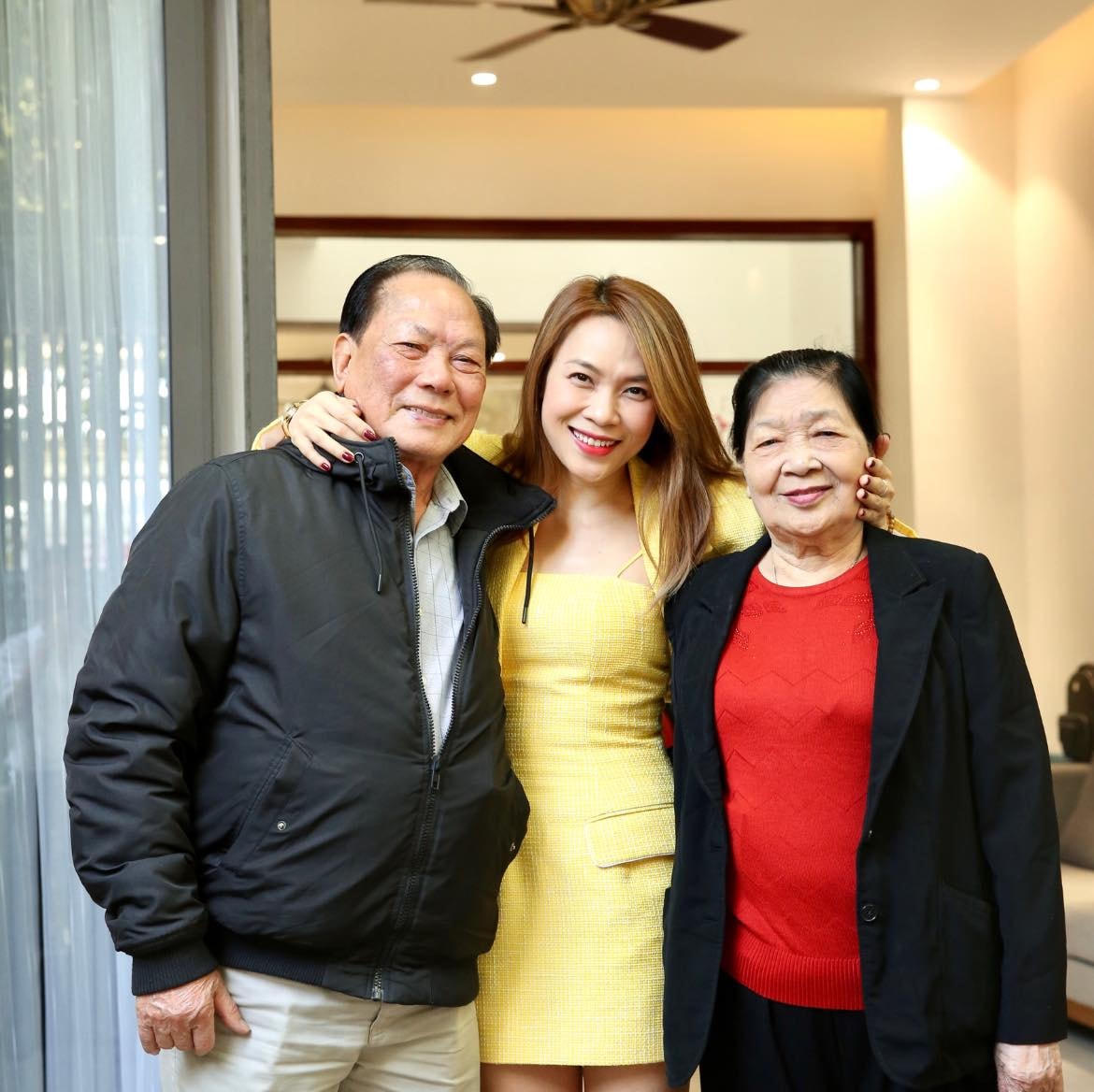 Ca sĩ Mỹ Tâm vô cùng hạnh phúc khi được đón năm mới 2021 với đại gia đình. Cô vui vẻ chụp hình cùng bố, mẹ. "Chúc Mừng Năm Mới! Mến chúc quý anh chị và các bạn cùng gia đình một năm mới thật nhiều sức khoẻ, niềm vui!".