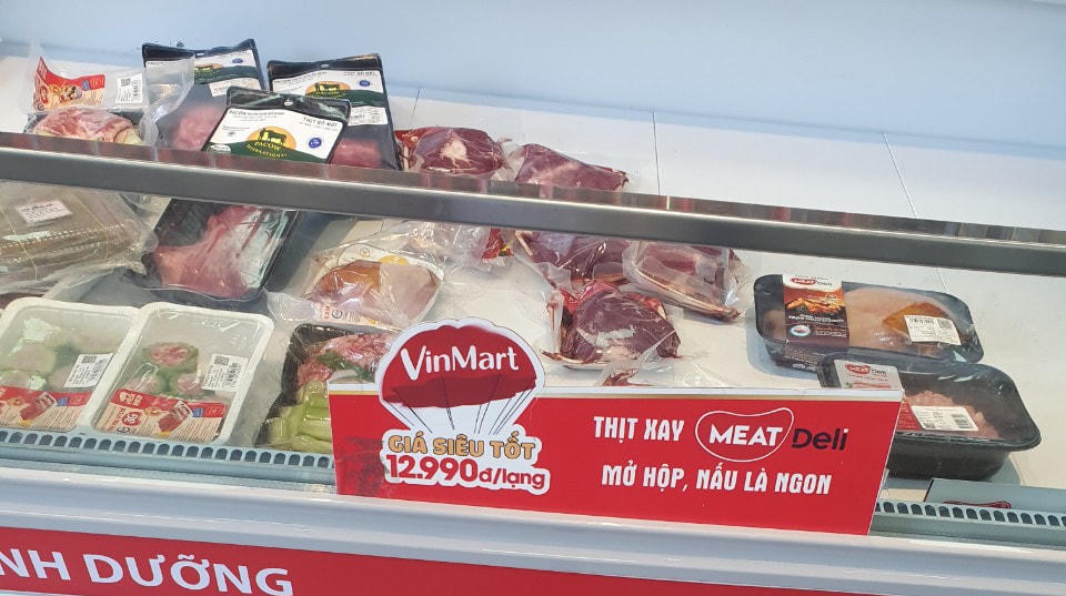 Hàng đông lạnh được bày bán tại của hàng siêu thị VinMart.