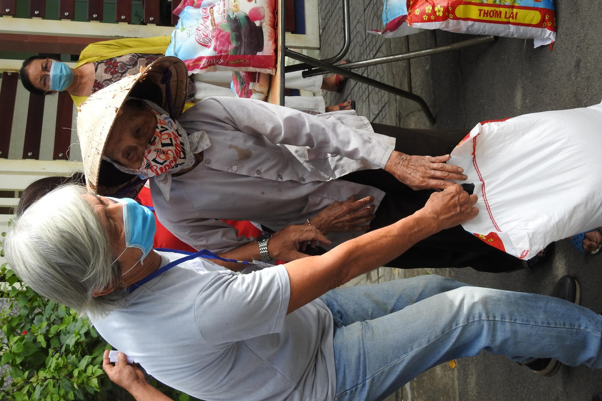 Các trường hợp  khó khăn ở phường Khuê Trung, quận Cẩm Lệ  đều được hỗ trợ lương thực. Ảnh Thanh Tùng