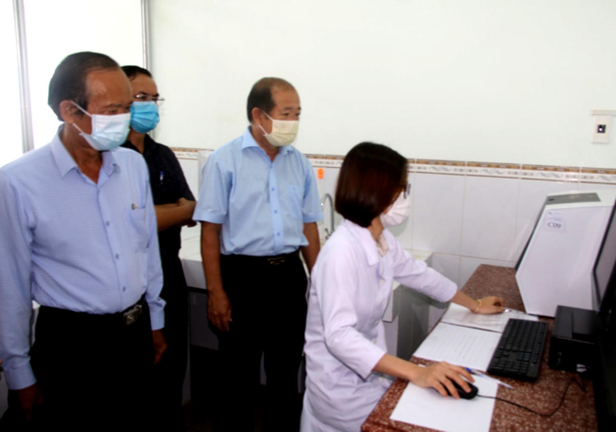 Phó Chủ tịch Uỷ ban nhân dân tỉnh Đồng Tháp Đoàn Tấn Bửu (thứ 2 phải qua) tham quan quy trình xét nghiệm tại CDC.