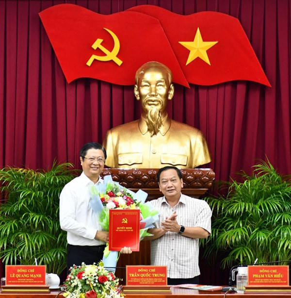 Ông Trần Quốc Trung trao quyết định của Ban Bí thư cho ông Trương Quang Hoài Nam.