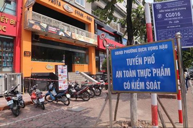 Hà Nội: Phong tỏa, khử trùng cửa hàng có người nghi dương tính SARS-CoV-2
