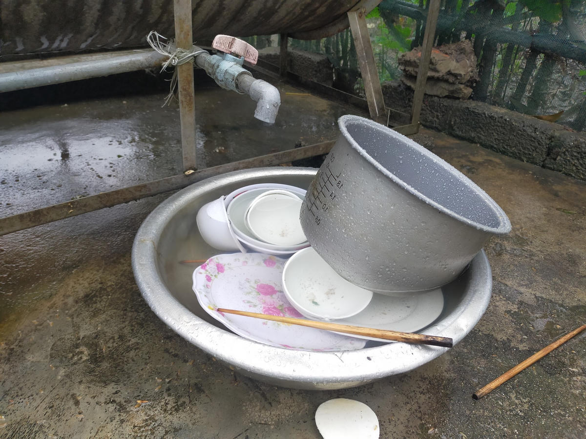 Sau bữa ăn, cả gia đình phải nhập viện, bát đũa chưa được rửa dọn.