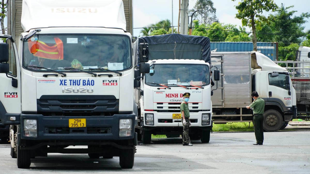Kể cả xe thư báo trước đó cũng nằm chờ nhưng đã được cho đi.