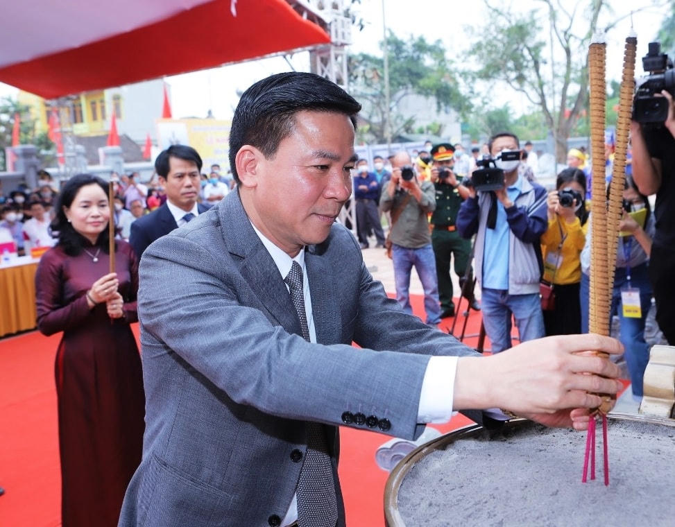 Ông Đỗ Trọng Hưng, Bí thư Tỉnh ủy Thanh Hóa cùng lãnh đạo Bộ Văn hóa, Thể thao và Du lịch  cùng người dân dâng hương tại Di tích lịch sử quốc gia Đền thờ Lê Văn Hưu.