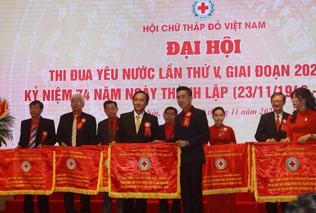 Trung ương Hội Chữ thập đỏ Việt Nam tặng Cờ thi đua cho các tỉnh, thành hội có thành tích xuất sắc.