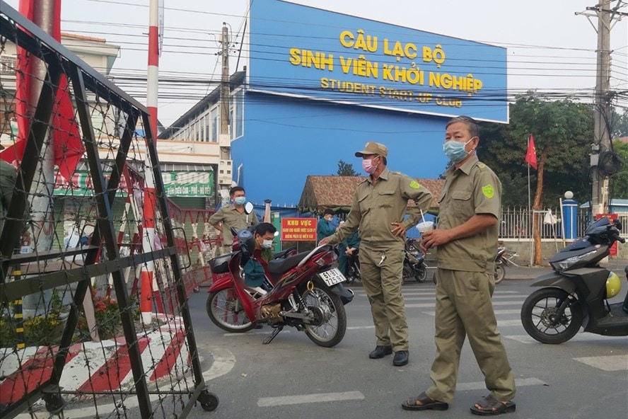 Lực lượng chức năng phong tỏa tại Đại học Thủ Dầu Một. (Ảnh: Dương Bình).