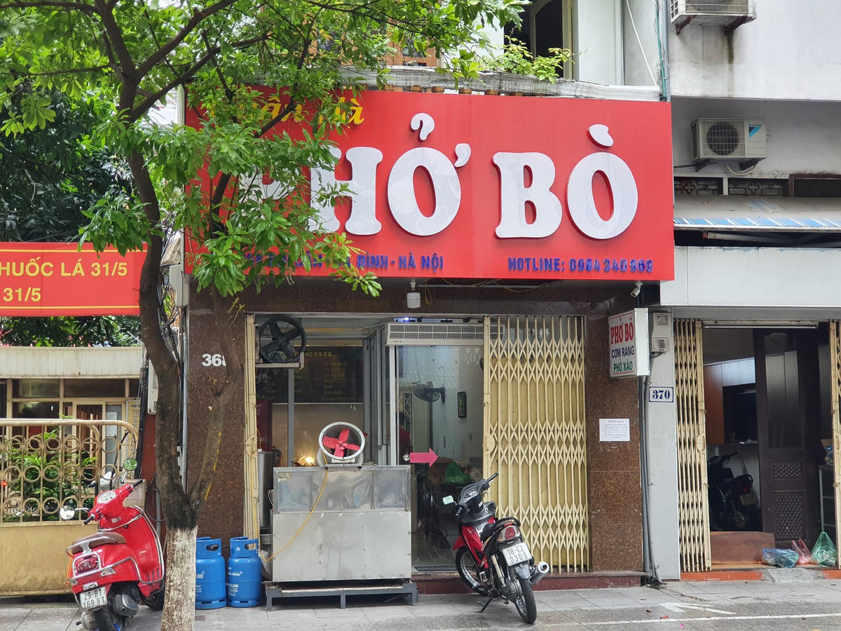 Trước đó, chiều ngày 15/9, UBND TP Hà Nội công bố quyết định về việc đồng ý để các cơ sở kinh doanh văn phòng phẩm, sách, thiết bị đồ dùng học tập; Cơ sở kinh doanh dịch vụ sửa chữa phương tiện giao thông, điện tử, điện lạnh và đồ gia dụng; Cơ sở kinh doanh dịch vụ ăn uống (chỉ bán hàng mang về) và đóng cửa trước 21h hàng ngày tại các quận, huyện, thị xã chưa ghi nhận ca nhiễm trong cộng đồng.