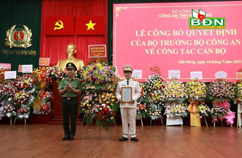 Trung tướng Trần Quốc Tỏ, Thứ trưởng Bộ Công an đã trao quyết định của Bộ trưởng Bộ Công an cho Đại tá Bùi Quang Thanh. Ảnh: CA.