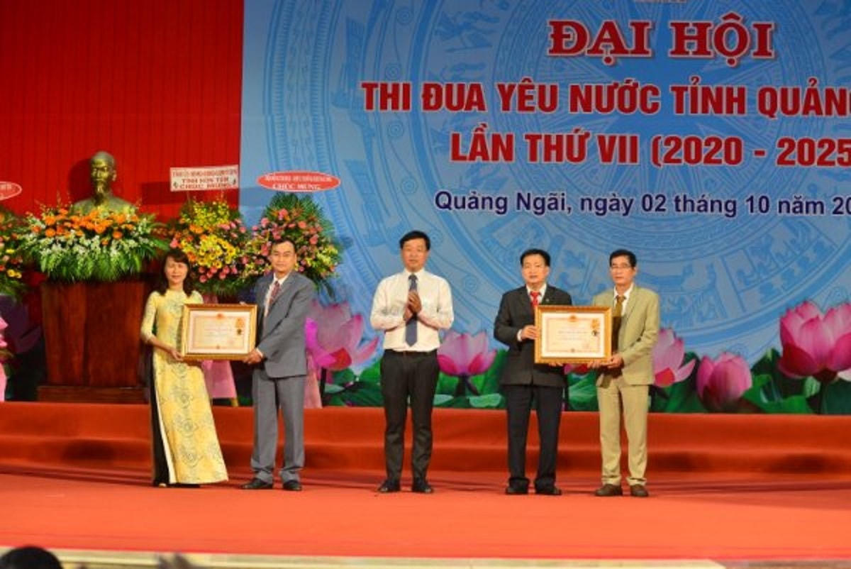 Trao Huân chương Độc lập hạng Ba cho Ủy ban MTTQ Việt Nam tỉnh Quảng Ngãi và Ủy ban Kiểm tra Tỉnh ủy.