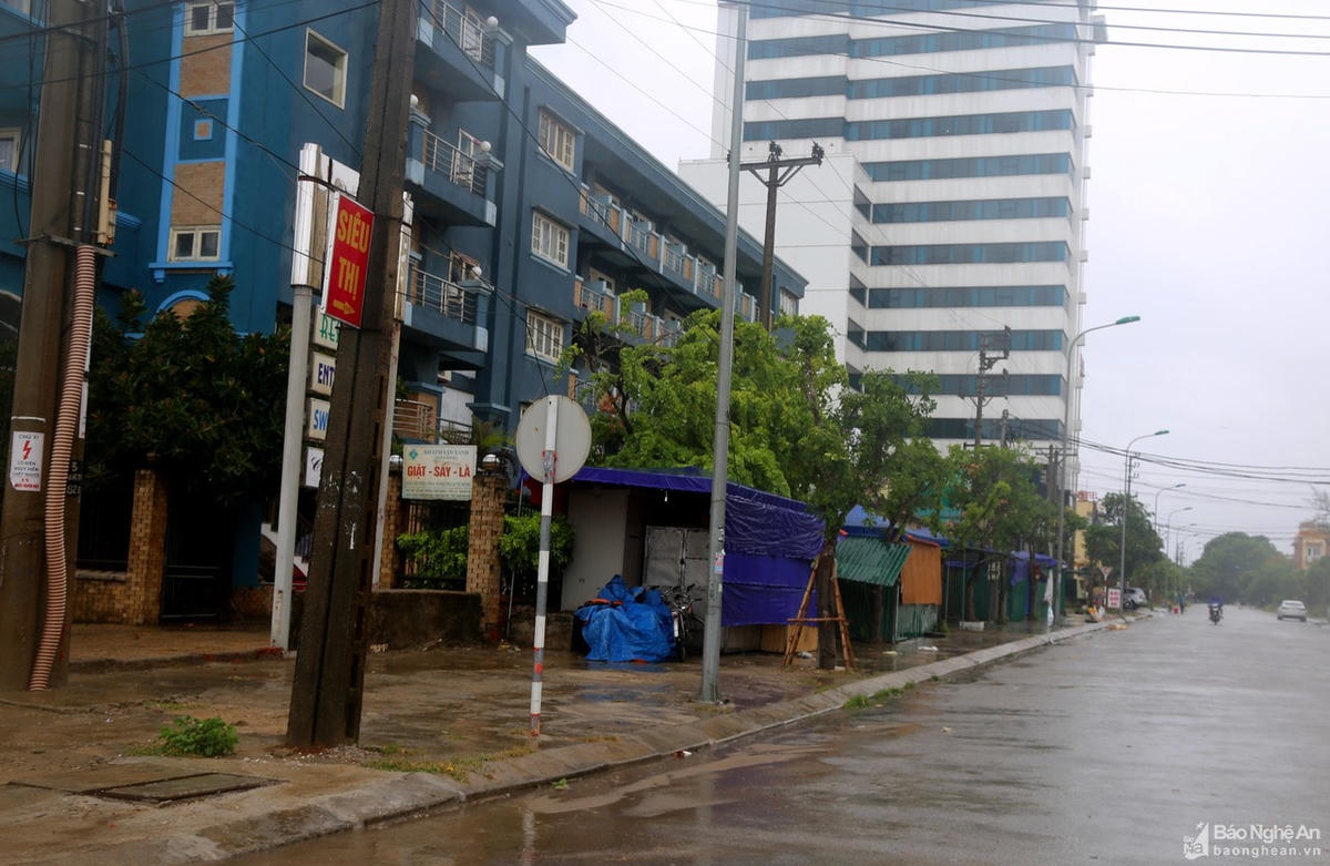 Khu du lịch Cửa Lò vắng vẻ trong ngày mưa to 2/8.