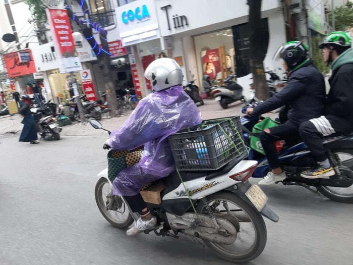 Nhiều người sử dụng áo mưa như một phụ kiện để ngăn gió, giữ ấm cơ thể vào mùa lạnh.