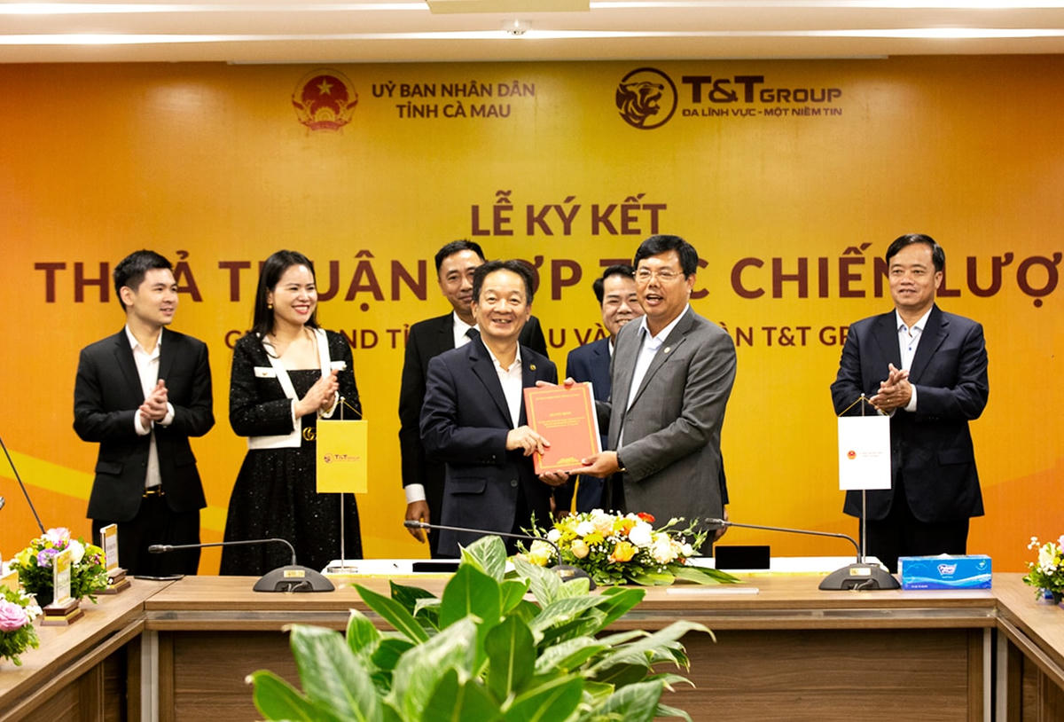 Ông Nguyễn Tiến Hải, Bí thư Tỉnh ủy, Chủ tịch HĐND tỉnh Cà Mau (bên phải) trao Quyết định phê duyệt Đồ án Quy hoạch chi tiết Khu đô thị mới khóm 5, Phường 1, thành phố Cà Mau tỷ lệ 1/500 cho ông Đỗ Quang Hiển, Chủ tịch HĐQT kiêm Tổng Giám đốc Tập đoàn T&T Group (bên trái).