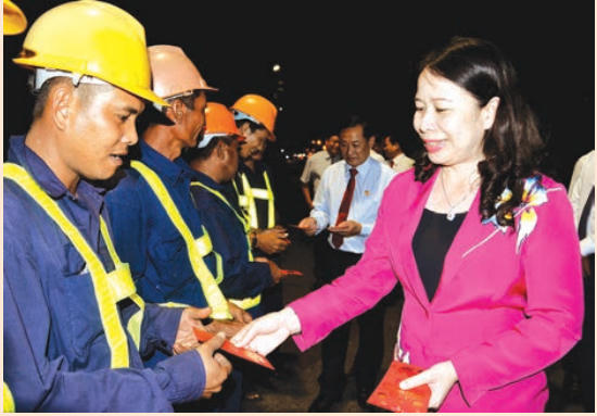Bí thư Tỉnh uỷ An Giang Võ Thị Ánh Xuân thăm hỏi động viên công nhân trên các công trình những ngày cận tết.