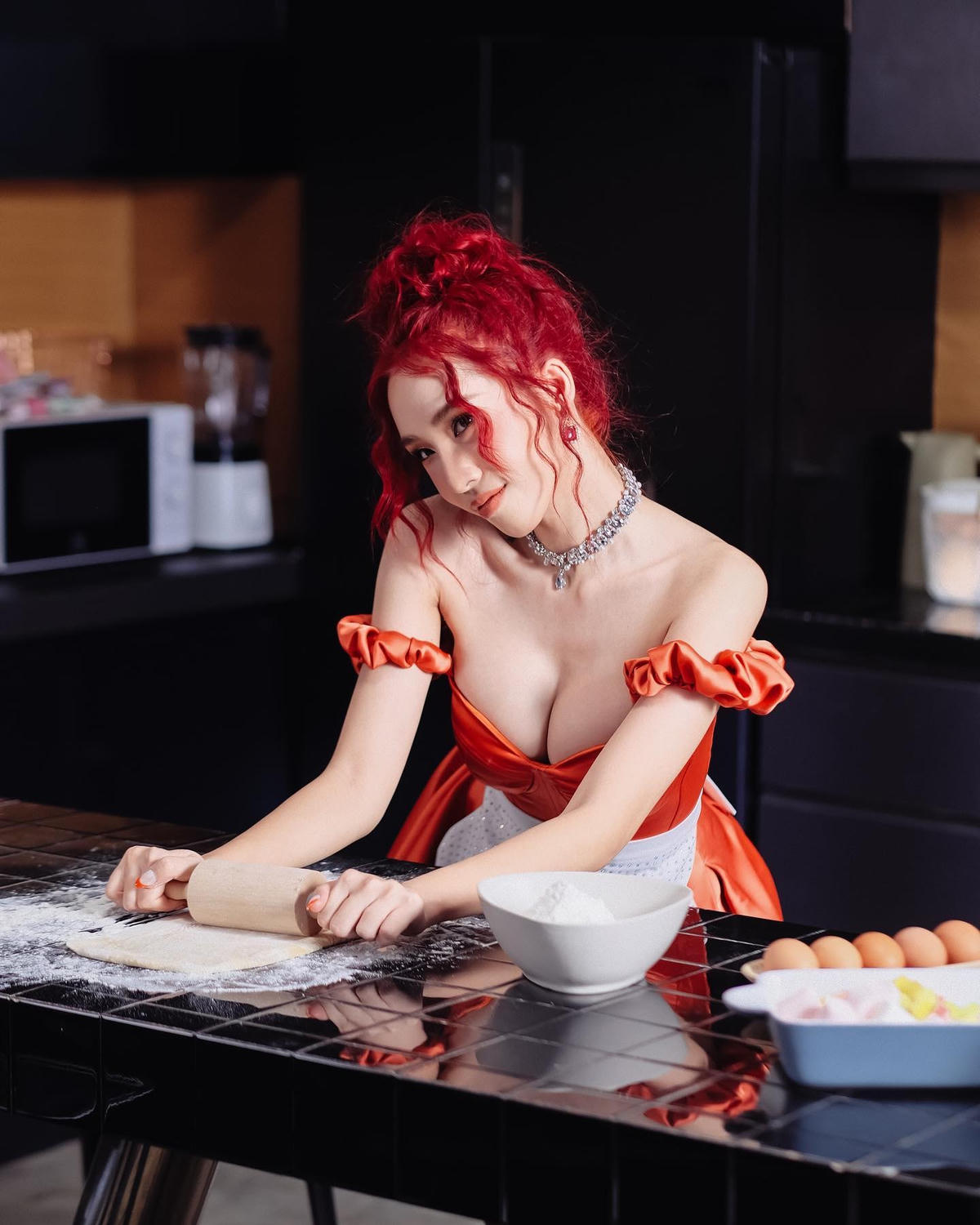 Emily xinh đẹp, quyến rũ trong sản phẩm âm nhạc mới, ca khúc solo “Hâm nóng”. Cô tâm sự: “Cuối cùng mọi thứ cũng đã trôi qua khi mình cố gắng mỗi ngày, để đến ngày hôm nay, được ra mắt 1 sản phẩm solo của riêng mình, được xinh đẹp, quyến rũ, thể hiện bản thân mình 1 cách tươi mới, táo bạo mà mình chưa từng làm trước đây”.  