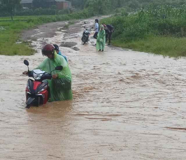 Thầy cô vượt suối vào trường dạy học.  