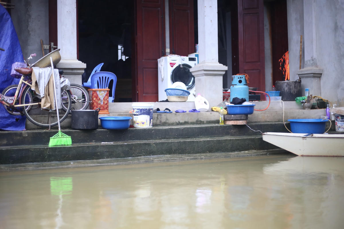 Ông Nguyễn Đăng Vinh cho biết: “Chúng tôi đã quen với cảnh nước ngập lụt suốt nhiều năm nay, nên đã chủ động kê lên chỗ cao các tài sản có giá trị. Hy vọng trong những ngày tới nước sông Bùi sẽ rút để cuộc sống người dân được trở lại bình thường”.
