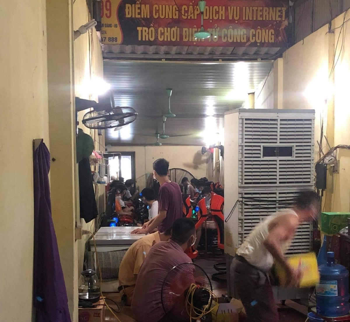 Lực lượng chức năng huyện Cẩm Giàng (Hải Dương) lập biên bản vi phạm tại quán internet Net 99.