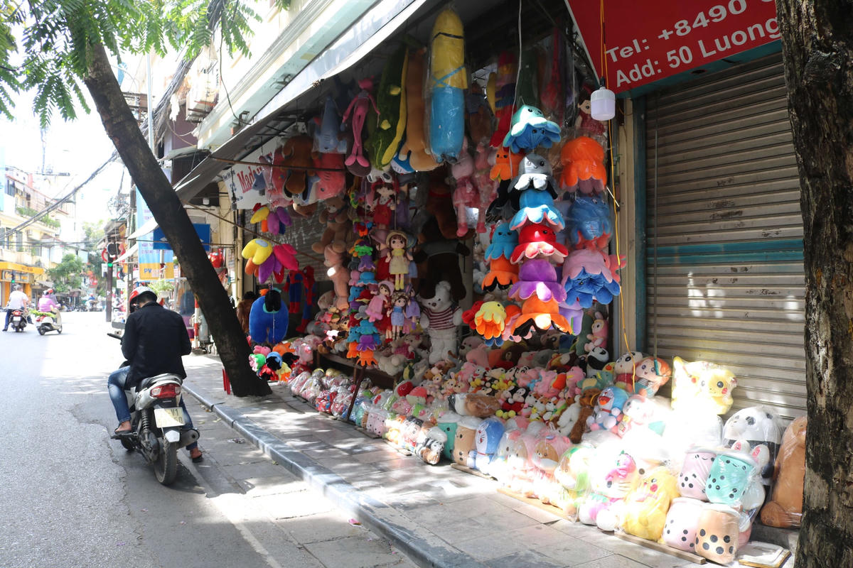 [ẢNH] Hà Nội: Khu phố đồ chơi vắng tiếng cười trẻ thơ ngày Tết thiếu nhi