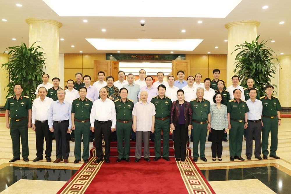 Tổng Bí thư, Chủ tịch nước Nguyễn Phú Trọng, Bí thư Quân ủy Trung ương và các vị Ủy viên Bộ Chính trị chụp ảnh chung với Ban Thường vụ Quân ủy Trung ương. Ảnh: TTXVN.