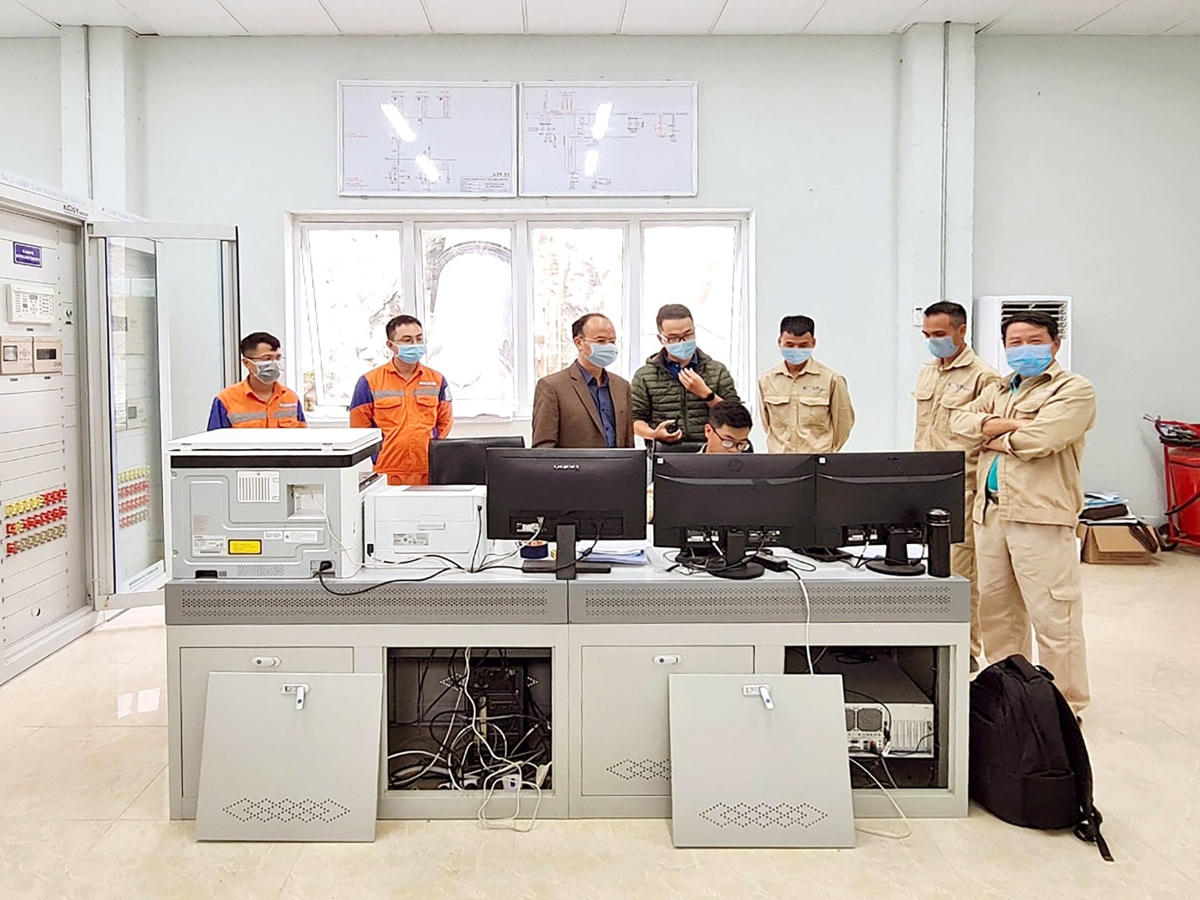 Ông Nguyễn Đức Doanh, Phó Tổng Giám đốc Tập đoàn Kosy cùng đội vận hành nhà máy Thuỷ điện Nậm Pạc điều hành công tác phát điện.