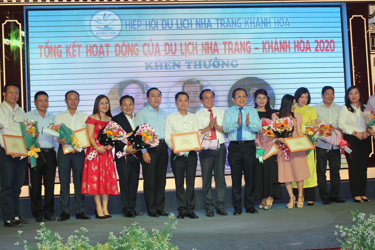 Phó chủ tịch tặng bằng khen cho các đơn vị.