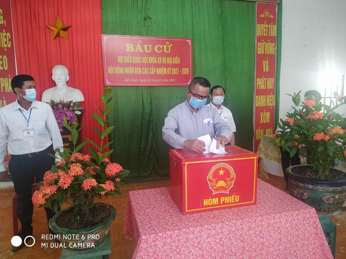 Linh mục Đoàn Quốc Định, Chánh xứ Xuân Hóa (xã Hải Xuân, huyện Hải Hậu, tỉnh Nam Định) đi bầu cử từ rất sớm.