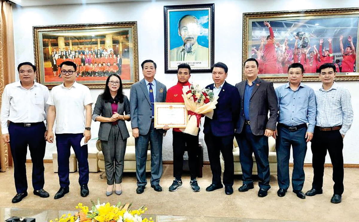 Đại diện lãnh đạo Ủy ban Dân tộc trao bằng khen và phần thưởng cho cầu thủ Hồ Thanh Minh.