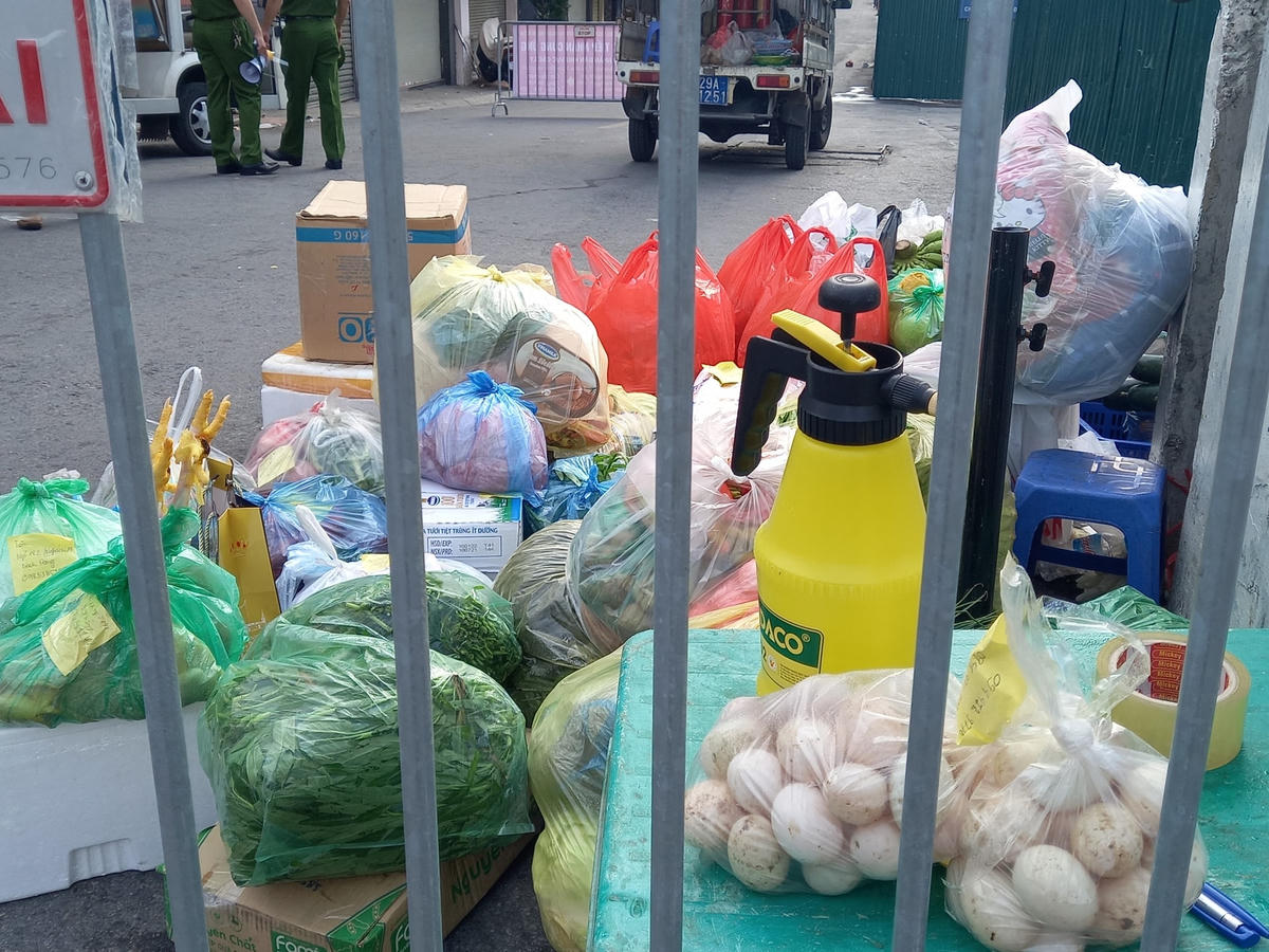 Người dân thực hiện đóng túi, thùng và ghi đầy đủ thông tin. 