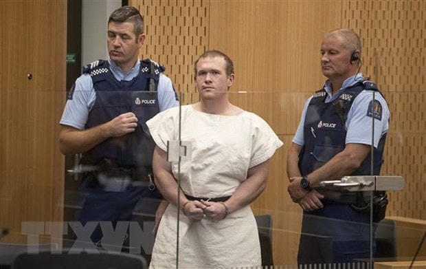 Brenton Tarrant (giữa) trong phiên xét xử tại tòa án quận Christchurch, New Zealand, ngày 16/3/2019. (Ảnh: AFP/TTXVN).