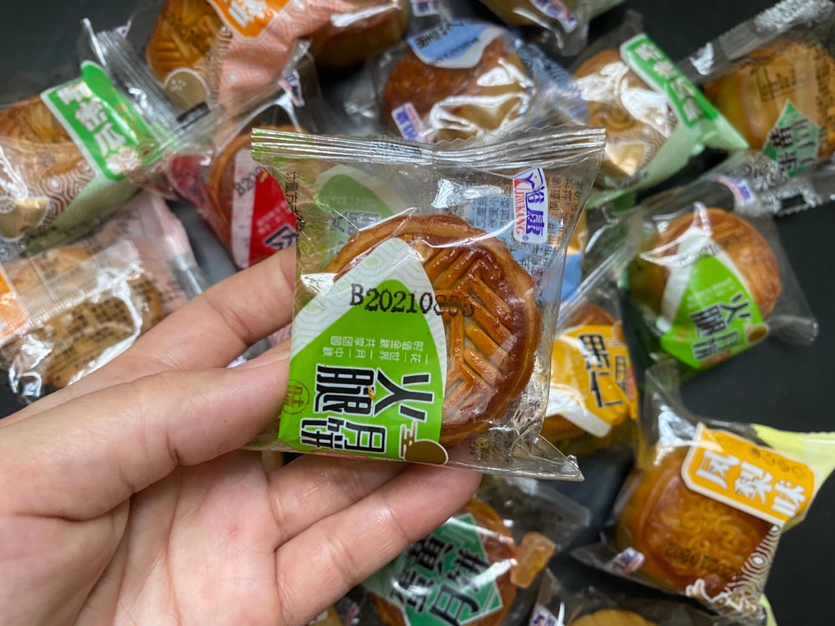  Bao bì của các loại bánh này đều không có tem nhãn phụ bằng tiếng Việt theo quy định đối với hàng hóa nhập khẩu từ nước ngoài.