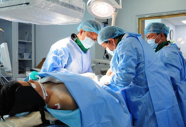 Một trường hợp đột quỵ đang được các bác sĩ tiến hành can thiệp nội mạch cấp cứu.  