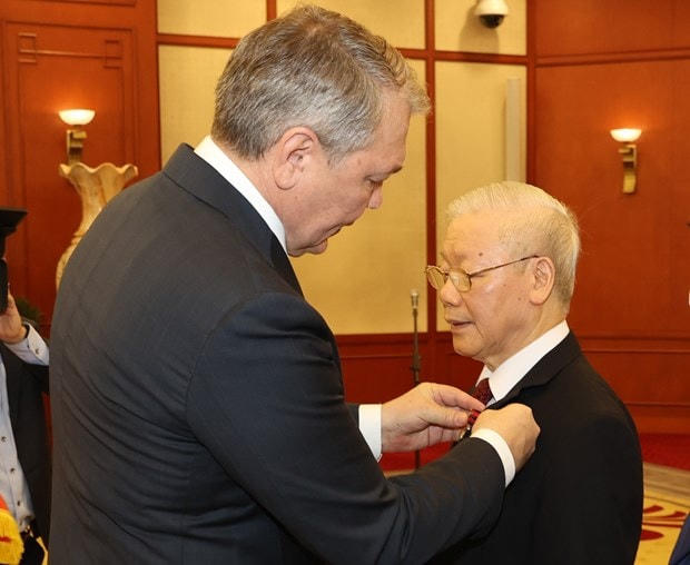 Thay mặt Ban Chấp hành Trung ương Đảng Cộng sản Liên bang Nga, ông Leonid Kalashnikov, Phó Chủ tịch Đảng Cộng sản Liên bang Nga, Chủ nhiệm Ủy ban các vấn đề về khối cộng đồng các quốc gia độc lập, Liên kết Á-Âu và Kiều bào , Chủ tịch Nhóm nghị sỹ hữu nghị Nga-Việt tại Duma Quốc gia Nga trao tặng Tổng Bí thư Nguyễn Phú Trọng Giải thưởng Lenin. (Ảnh: Trí Dũng/TTXVN).