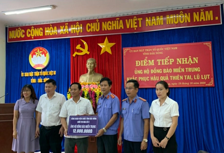 Ủy ban MTTQ Việt Nam tỉnh Đắk Nông tiếp nhận tiền hỗ trợ miền Trung.