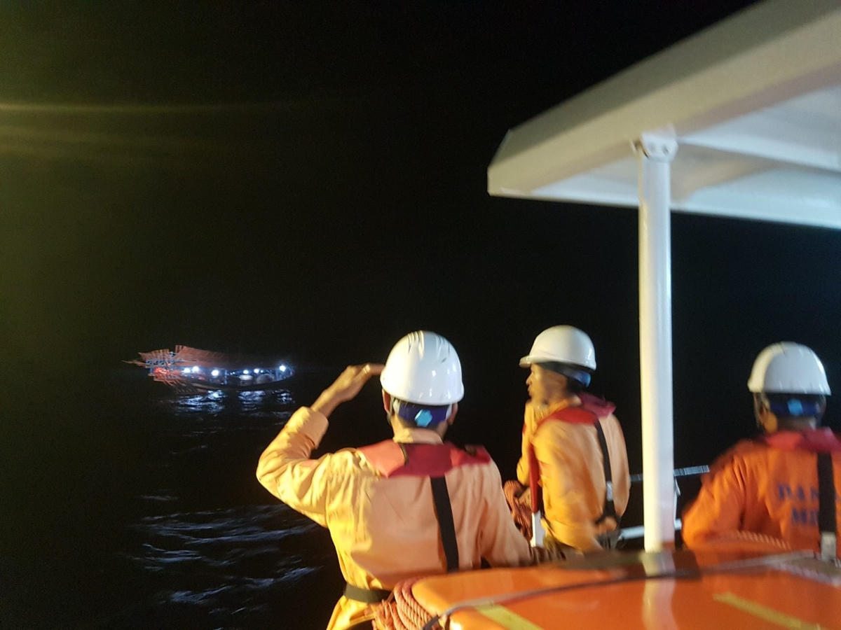 Lực lượng cứu hộ tìm kiếm ngư dân mất tích trên biển.