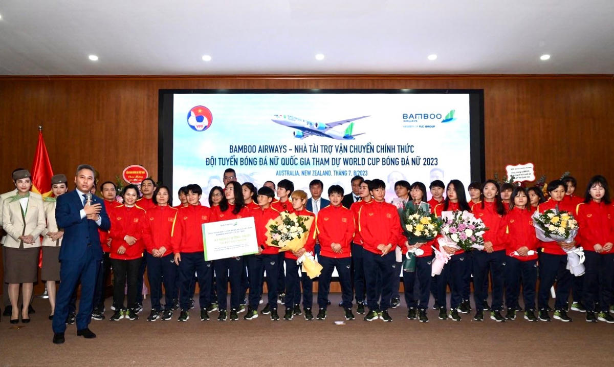 Ông Đặt Tất Thắng – TGĐ Bamboo Airways tặng phần quà là kỳ nghỉ dưỡng 3 ngày 2 đêm tại quần thể nghỉ dưỡng FLC Quy Nhơn cho thầy trò HLV trưởng Mai Đức Chung.
