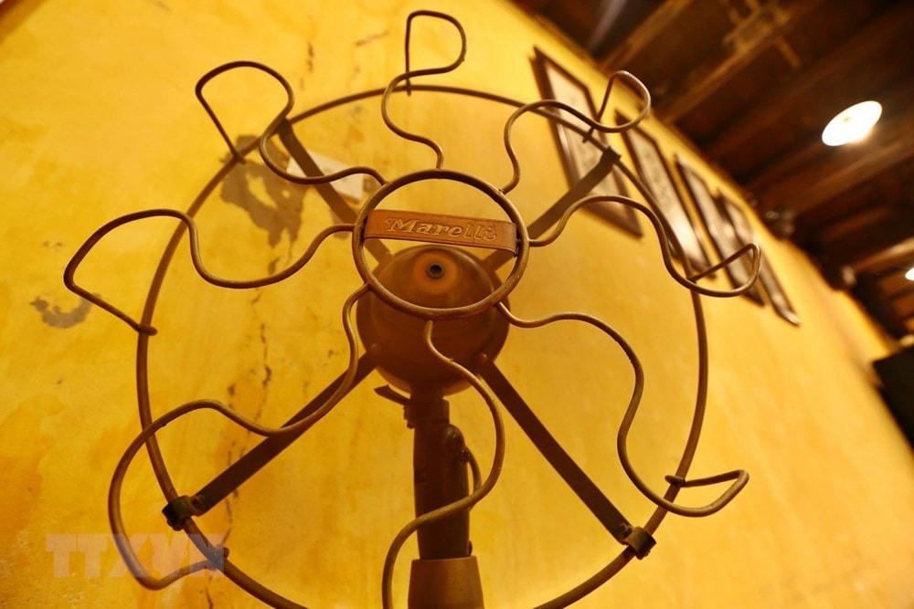 Chiếc quạt cổ còn lưu giữ tại ngôi nhà. (Nguồn: TTXVN).