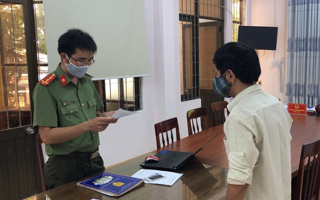 Công an tỉnh Quảng Ngãi làm việc với anh R tại cơ quan điều tra. (Ảnh CTV).