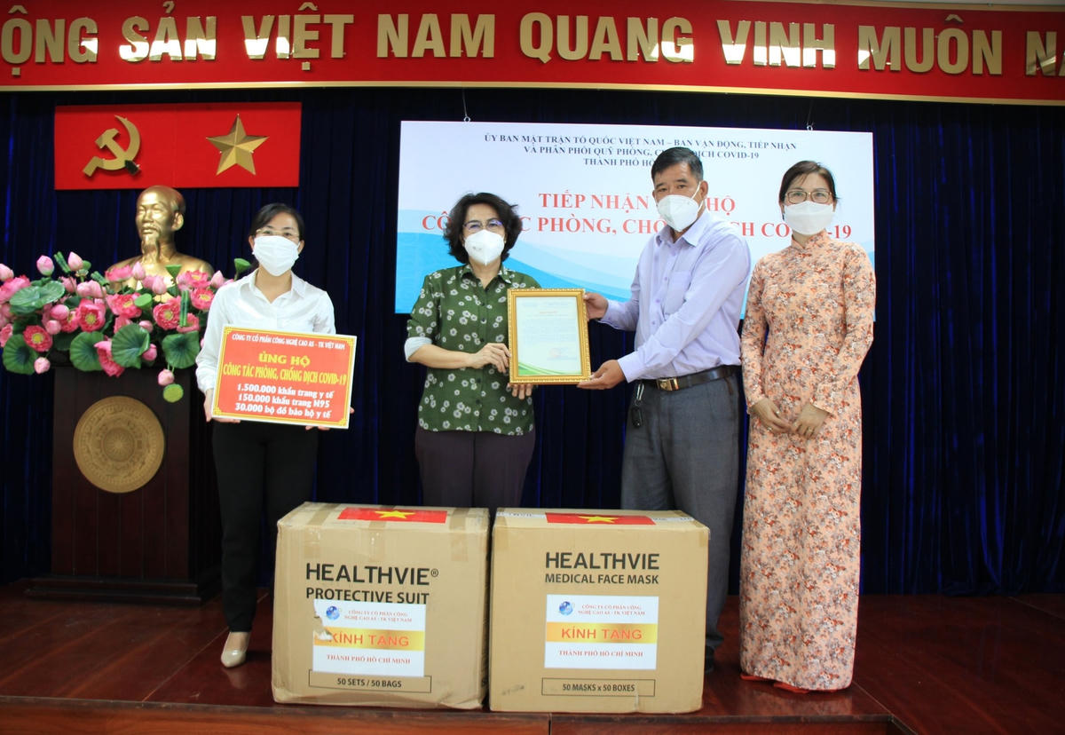 Bà Tô Thị Bích Châu, Ủy viên Ban Thường vụ Thành ủy, Chủ tịch Ủy ban MTTQ Việt Nam Thành phố Hồ Chí Minh tiếp nhận ủng hộ trang thiết bị phục vụ công tác phòng, chống; điều trị bệnh nhân dịch Covid-19.