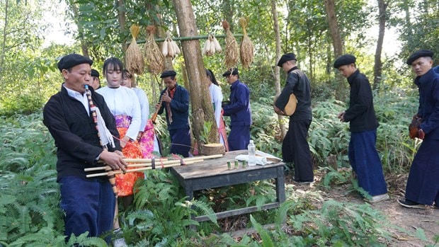 Người dân mang lễ vật ra khu rừng thiêng để dâng thần linh. Ảnh: Hoàng Hải.