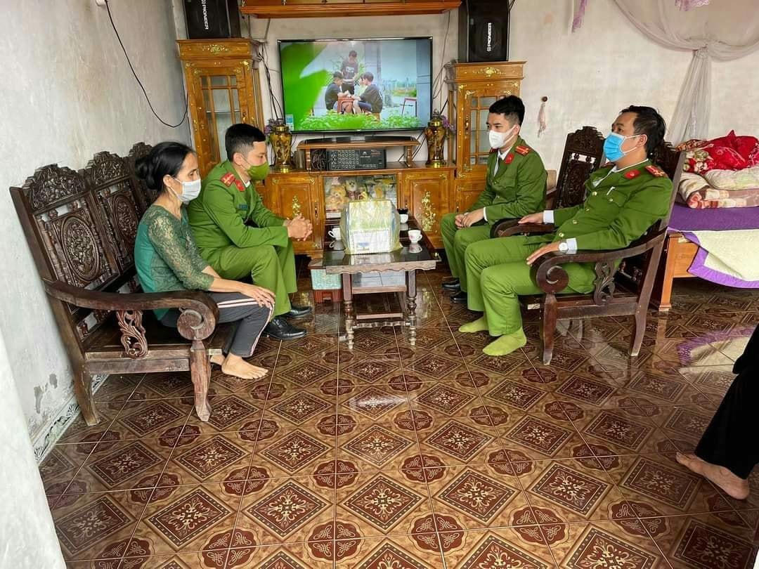 Công an xã Nga Bạch đến thăm sức khỏe cháu N. khi em đã tỉnh lại.