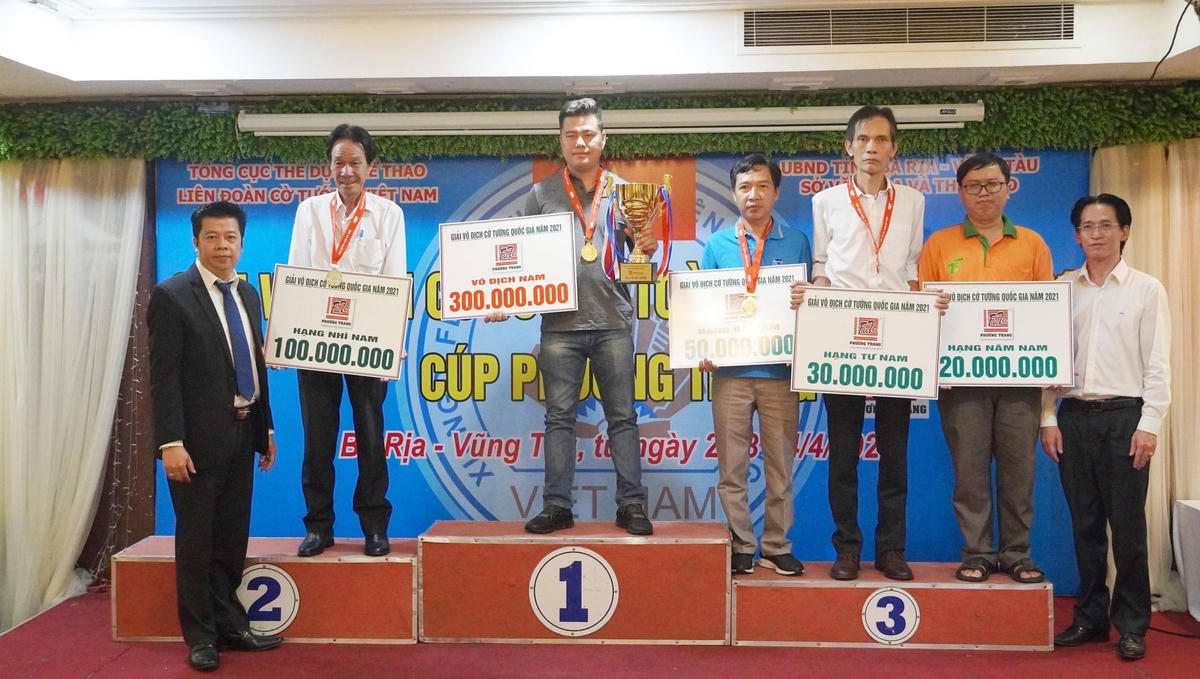 Nam kỳ thủ Lại Lý Huynh (đội BDU) vô địch cờ tiêu chuẩn.