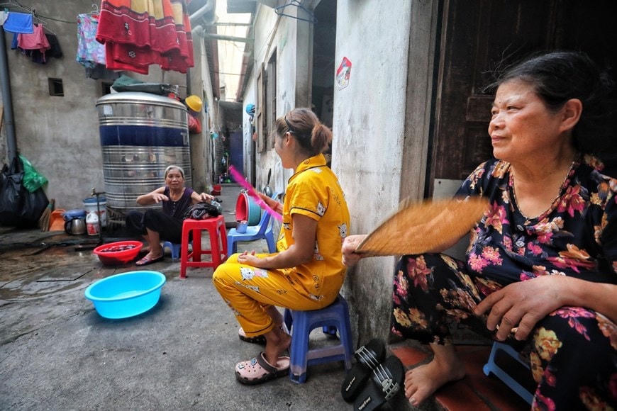 Phòng trọ chật hẹp, nóng bức, thiếu ánh sáng nên mọi người phải tận dụng khu vực hành lang rộng hơn 1m đất làm nơi sinh hoạt. Mọi hoạt động nấu nướng, giặt đồ, phơi đồ đều diễn ra trên khu vực này. (Ảnh: Thành Đạt/TTXVN).