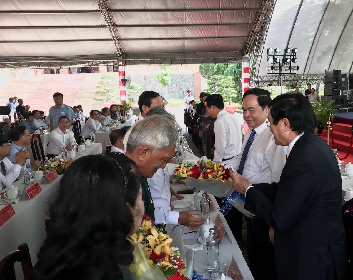 Chủ tịch Trần Thanh Mẫn cùng các vị lãnh đạo, nguyên lãnh đạo Đảng và Nhà nước thăm hỏi, tặng hoa các Bà mẹ Việt Nam Anh hùng và người có công với Cách mạng.