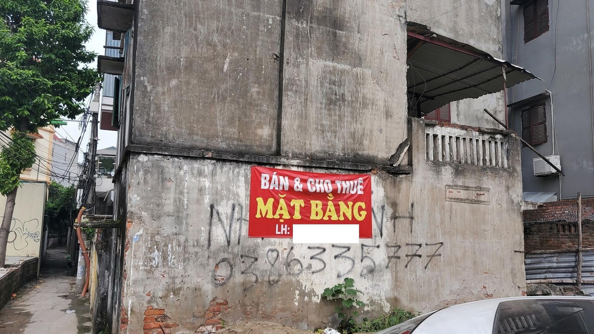 Một ngôi nhà đang rao bán tại đường Phạm Văn Đồng.