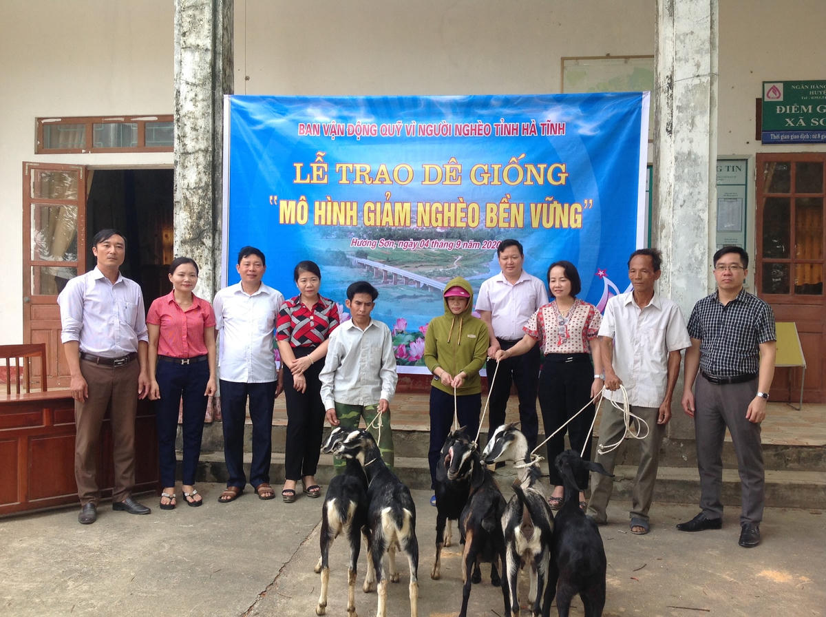 Ủy ban MTTQ tỉnh Hà Tĩnh trao dê giống hỗ trợ người nghèo ở huyện Hương Sơn phát triển sản xuất, chăn nuôi.